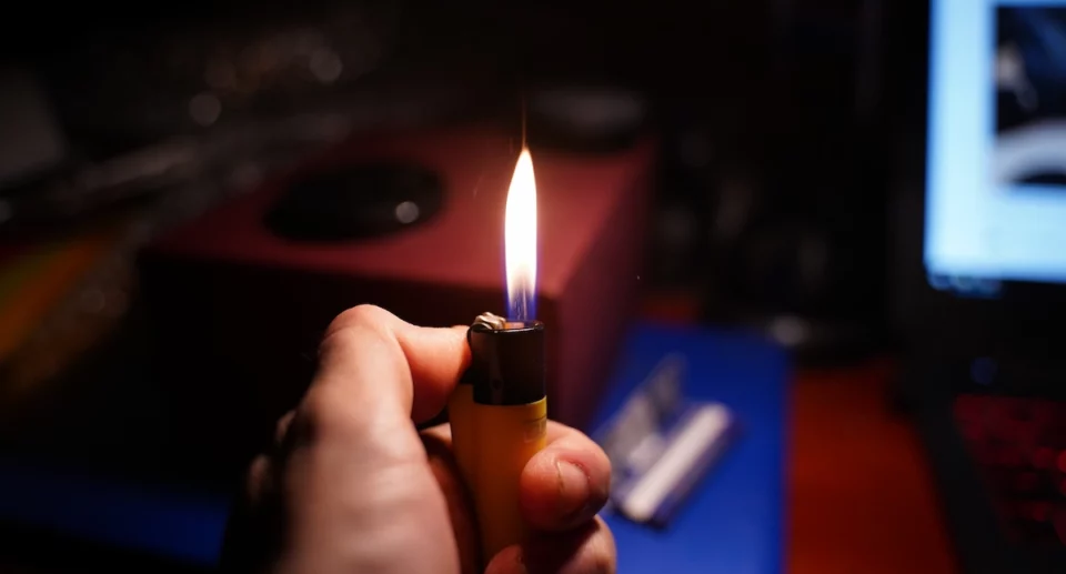 Accendini, clipper e zippo: guida ai migliori accessori per fumatori